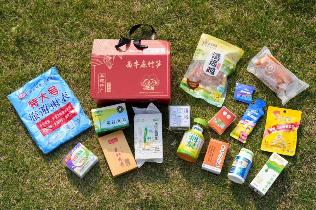 2025年清远马拉松全程、半程马拉松选手参赛包的部分物资一览。清远日报记者 江元威 摄